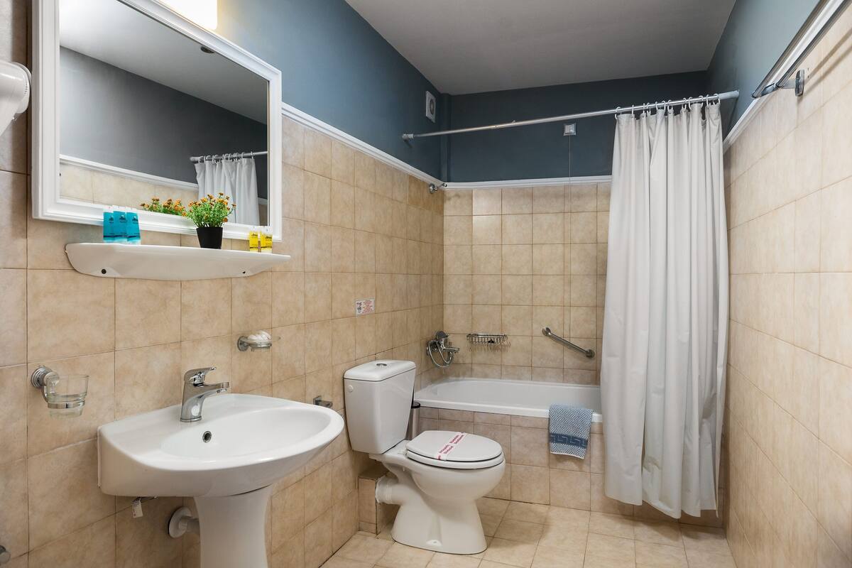 quadruple room | bathroom | combined shower/bathtub, free toiletries, hair dryer, towels