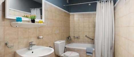 Un baño con lavabo, inodoro y bañera.