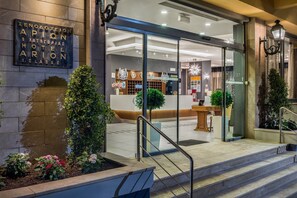 The entrance of the Enoaoxion Apicon Hotel with a reception area visible inside. - Arion Hotel Corfu (Corfu)