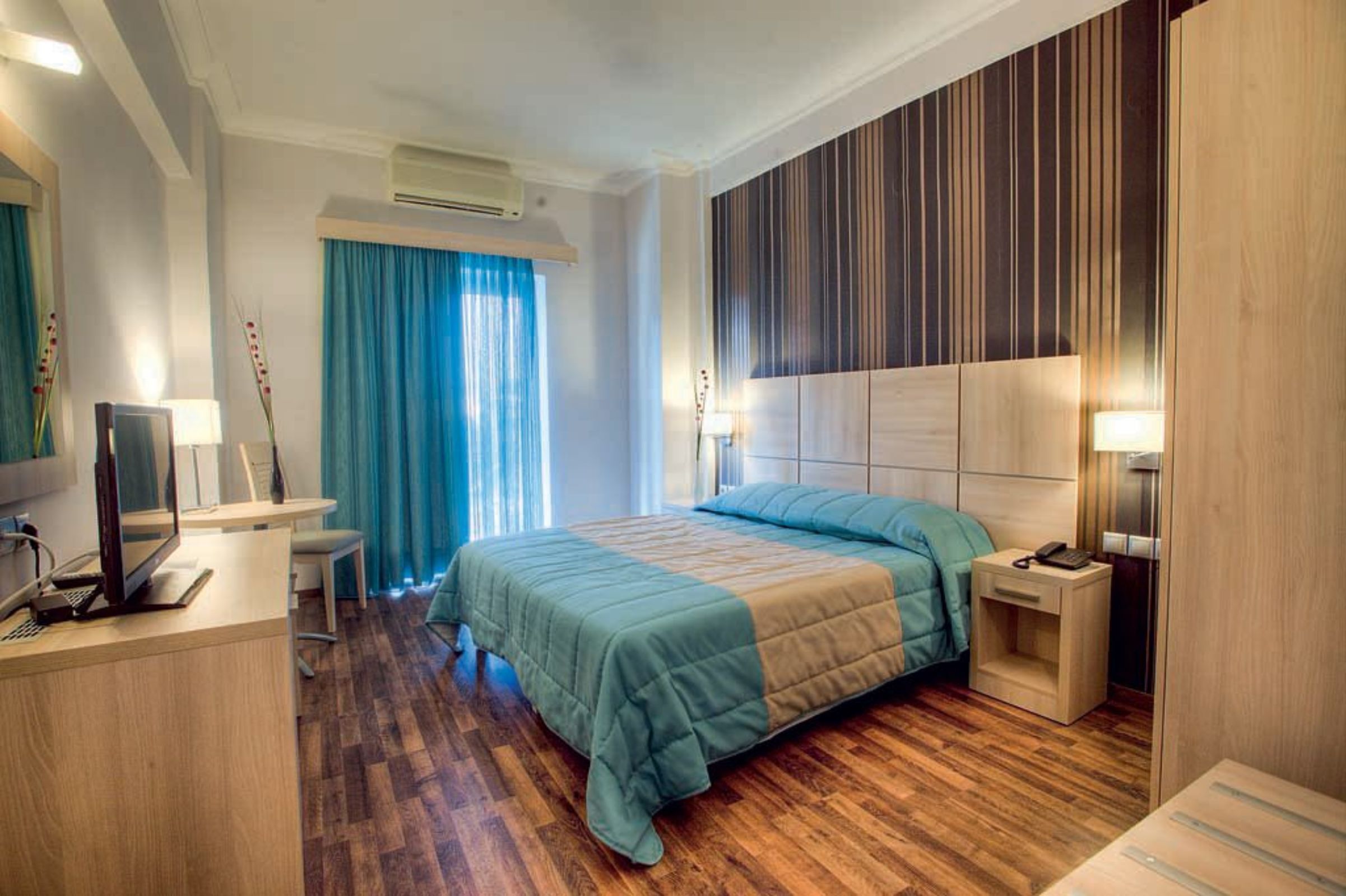 Minibar, Zimmersafe, Verdunkelungsvorhänge, Bügeleisen/Bügelbrett
