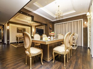 Living room | TV - Ras Al Khaimah Hotel (Ras Al Khaimah)