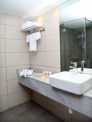 Shower, hair dryer, slippers, towels - Ras Al Khaimah Hotel  (Ras Al Khaimah)