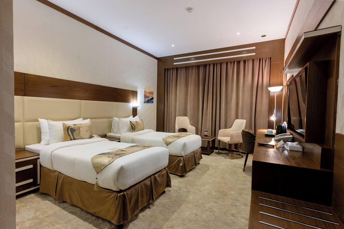 Deluxe Double or Twin Room, 1 Bedroom | Minibar, in-room safe, desk, laptop workspace