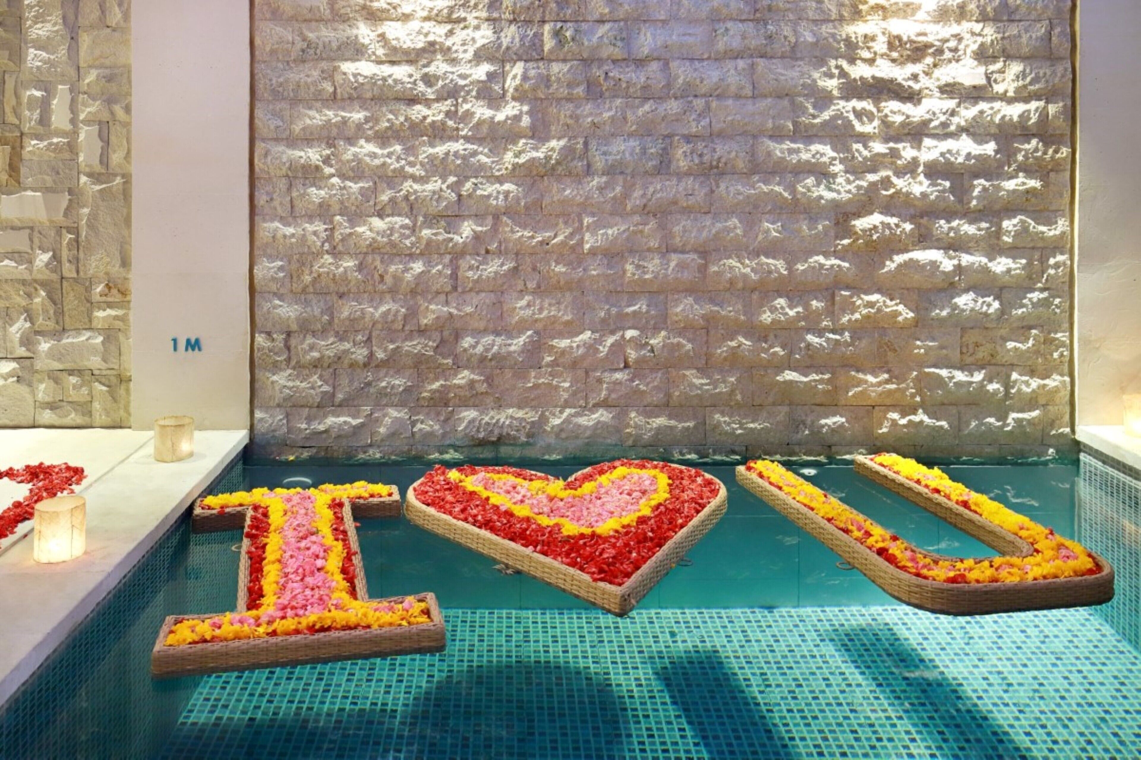 Una piscina al aire libre, tumbonas