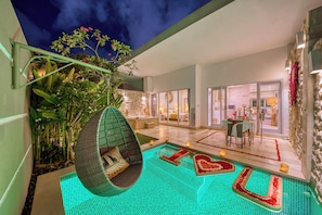 Outdoor pool, pool loungers - Bali Cosy Villas Seminyak (Legian)