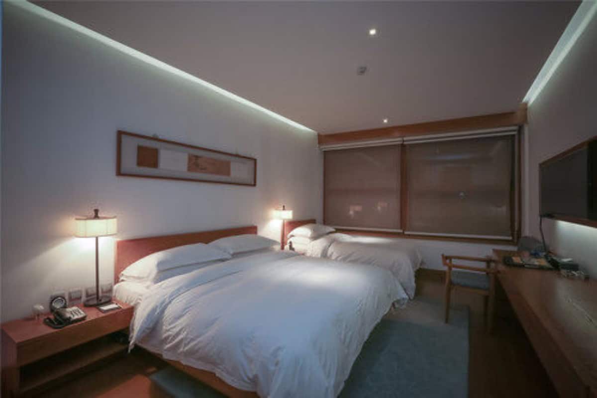Family Room | Minibar, in-room safe, desk, blackout drapes