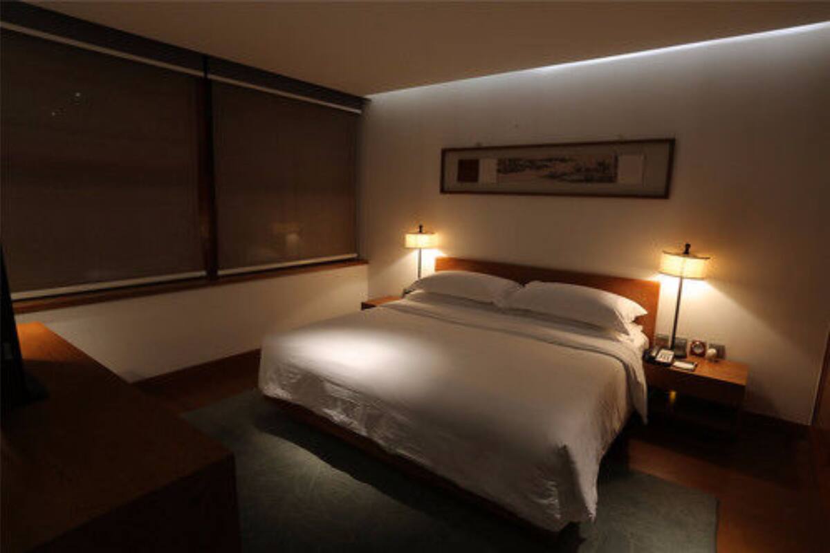 Business Suite | Minibar, in-room safe, desk, blackout drapes