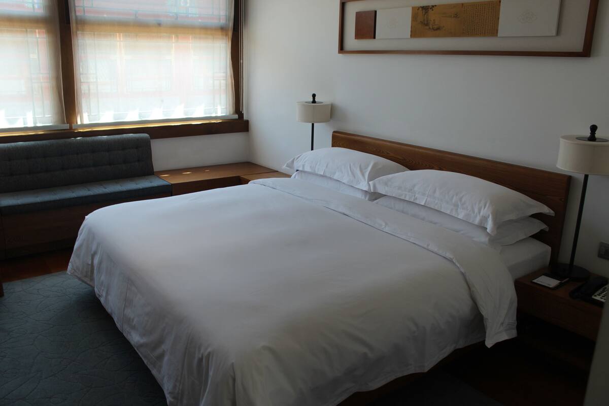 Courtyard Room | Minibar, in-room safe, desk, blackout drapes