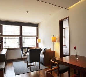 Suite, gårdsplassområde | Oppholdsområde | LED-TV