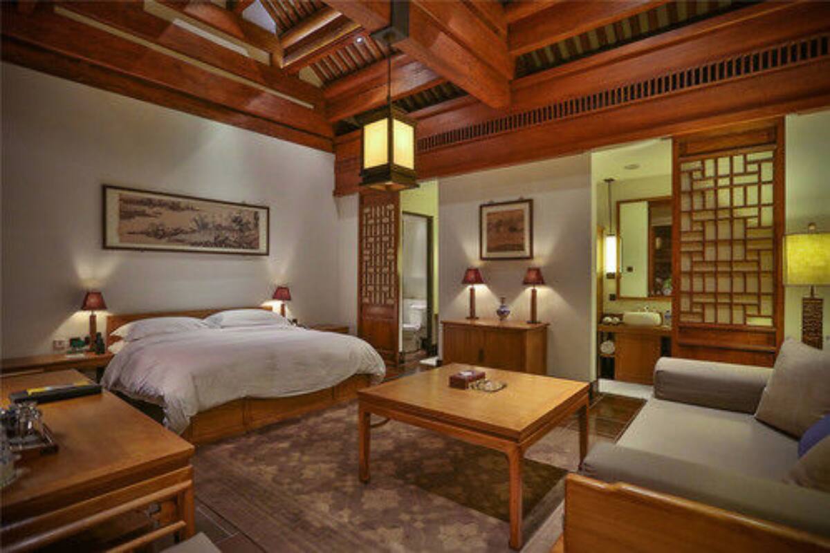 Courtyard Suite | Minibar, in-room safe, desk, blackout drapes