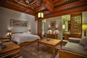 Sviitti, piha-alue | Minibaari, tallelokero huoneessa, työpöytä, pimennysverhot