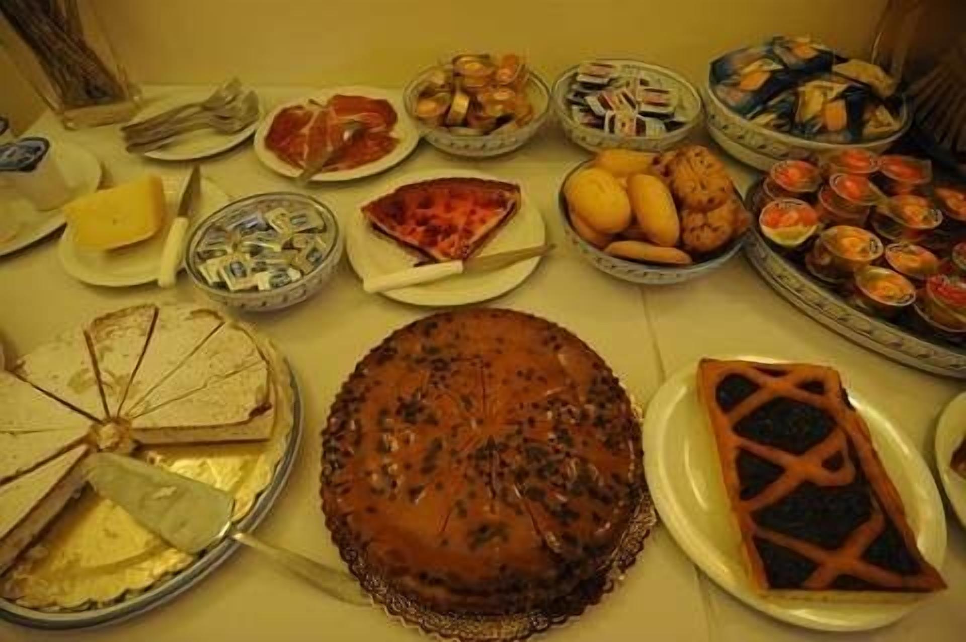 Una variedad de platos y postres dispuestos sobre una mesa.