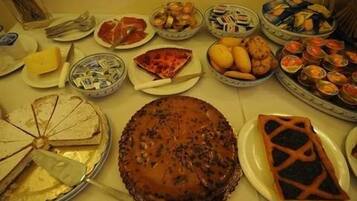 Una variedad de platos y postres dispuestos sobre una mesa.