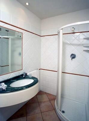 Een douche, gratis toiletartikelen, een haardroger, een bidet