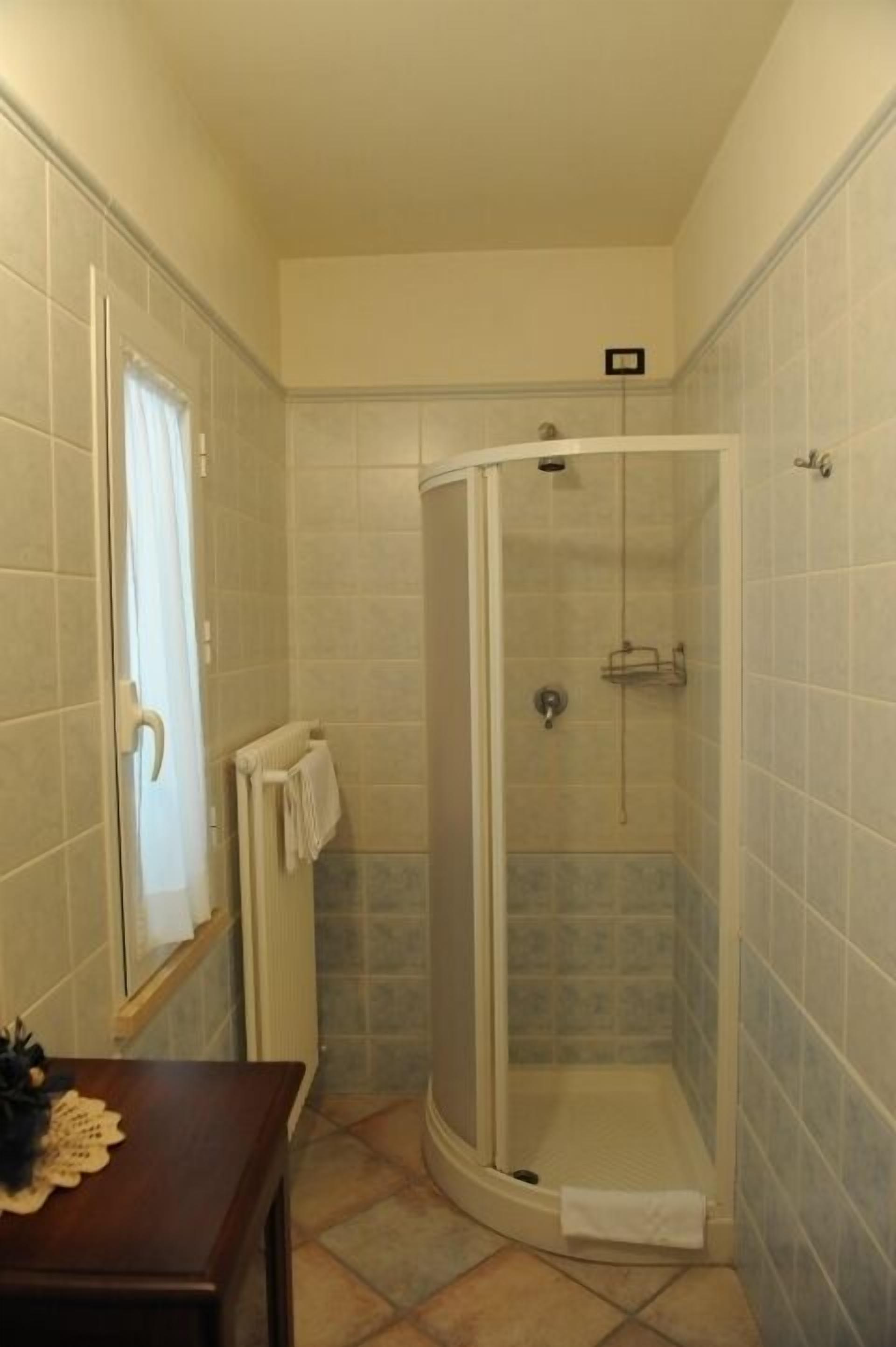shower, free toiletries, hair dryer, bidet