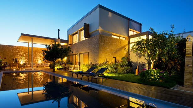 A modern house with a swimming pool, outdoor furniture, and a well-maintained garden. - Conte Marino Villas (Platanias)