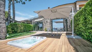 Suite Deluxe | Tina de hidromasaje privada