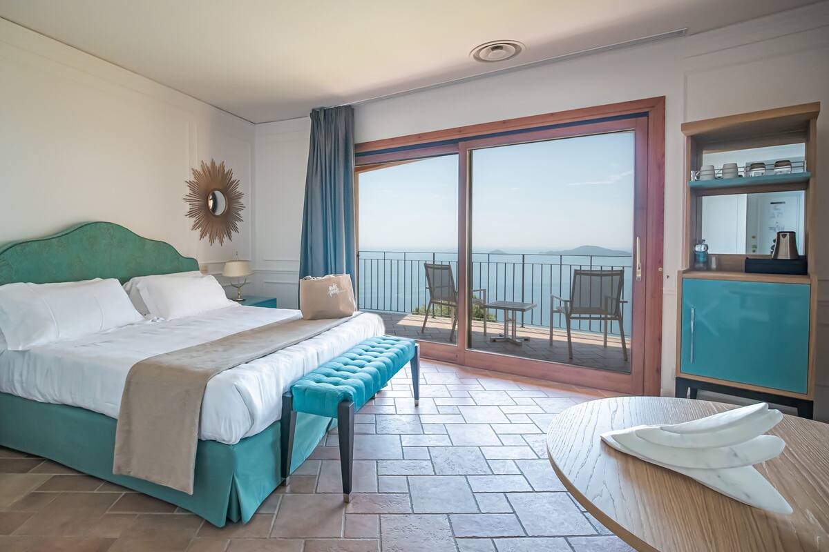 Phòng có tầm nhìn toàn cảnh, quang cảnh biển (Prestige Orizzonte) | Bộ trải giường bằng vải Frette của Ý, bộ đồ giường cao cấp 