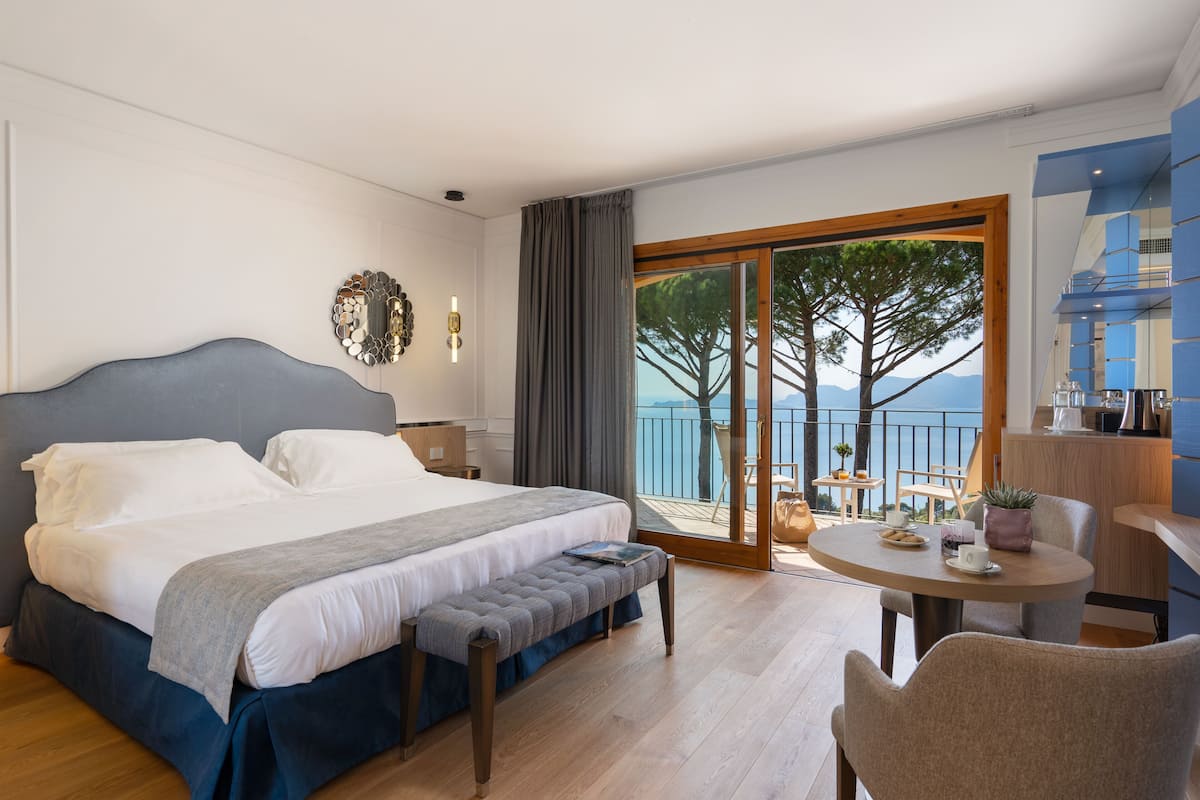 Phòng Executive, 1 giường cỡ queen, hiên, quang cảnh biển (Fantastica Mare) | 1 phòng ngủ, bộ trải giường bằng vải Frette của Ý