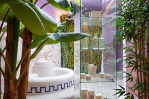 Behandelingskamers voor koppels, een sauna, een bubbelbad