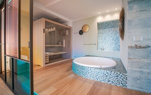 Deluxe-Suite | Badezimmer | Dusche, kostenlose Toilettenartikel, Haartrockner, Bademäntel