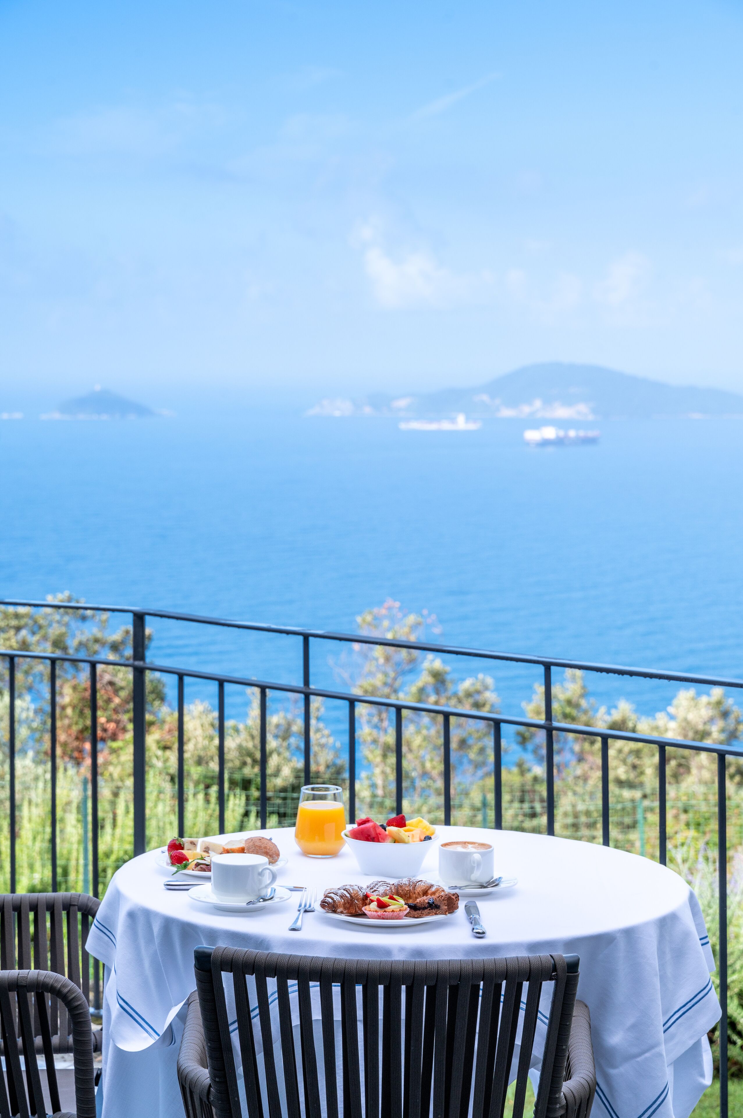 free daily full breakfast