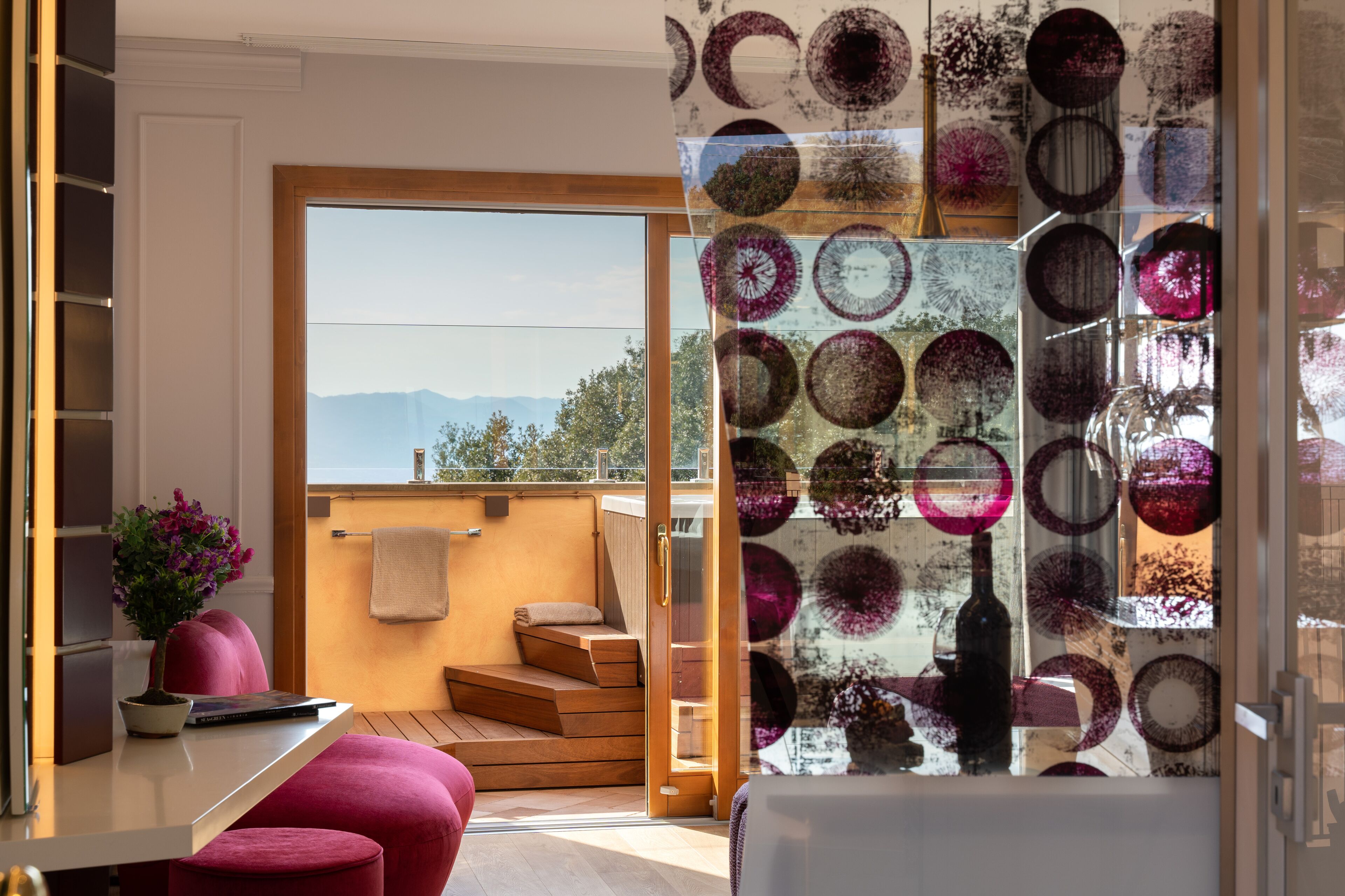 Ein modernes Zimmer mit einem großen Fenster, einer Holztreppe und Bergblick.