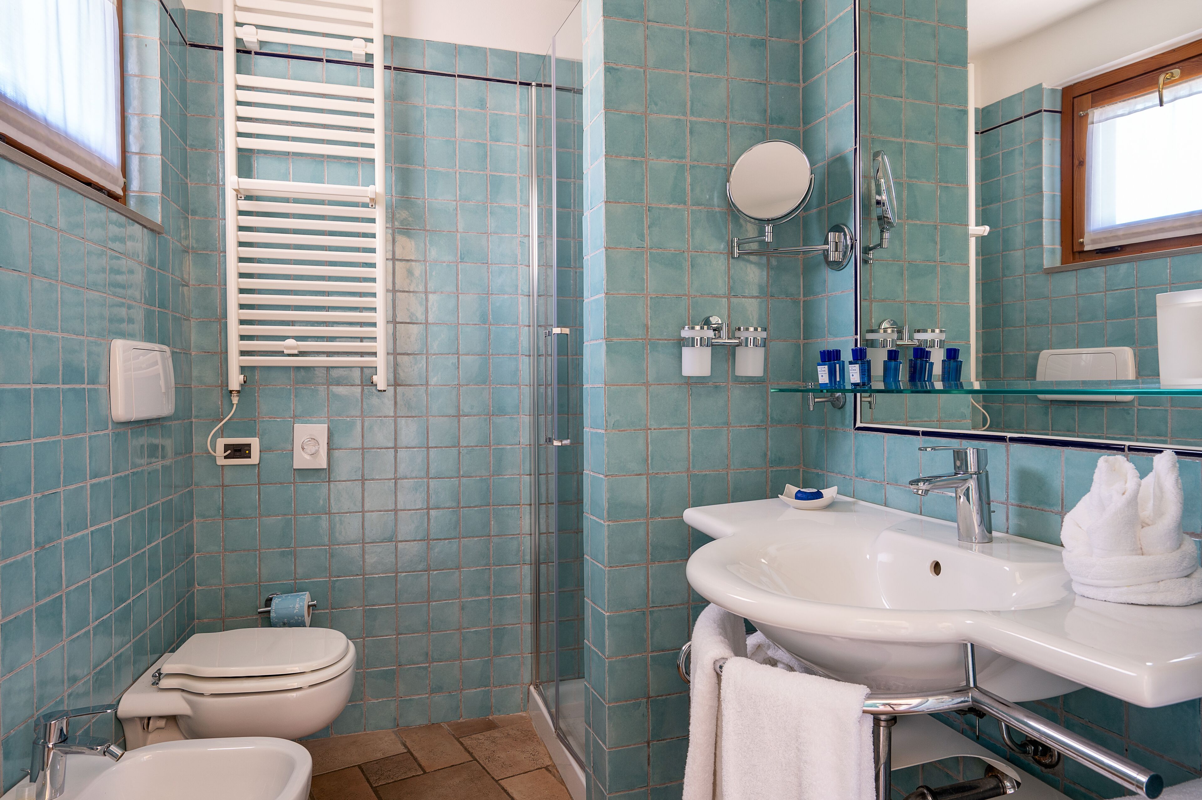 Ein Badezimmer mit Toilette, Waschbecken und Dusche.
