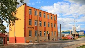 Un edificio de varios pisos con el número
