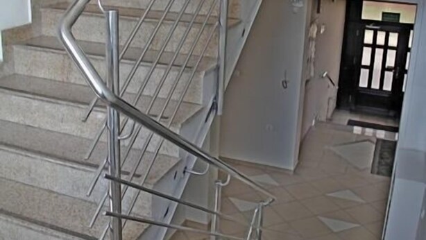 Una escalera con barandillas de metal que lleva a un piso superior.