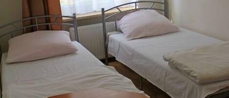 Escritorio, tabla de planchar con plancha y wifi gratis