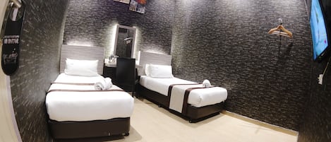 Room | Peralatan tempat tidur premium, seterika/papan seterika, Wi-fi percuma 