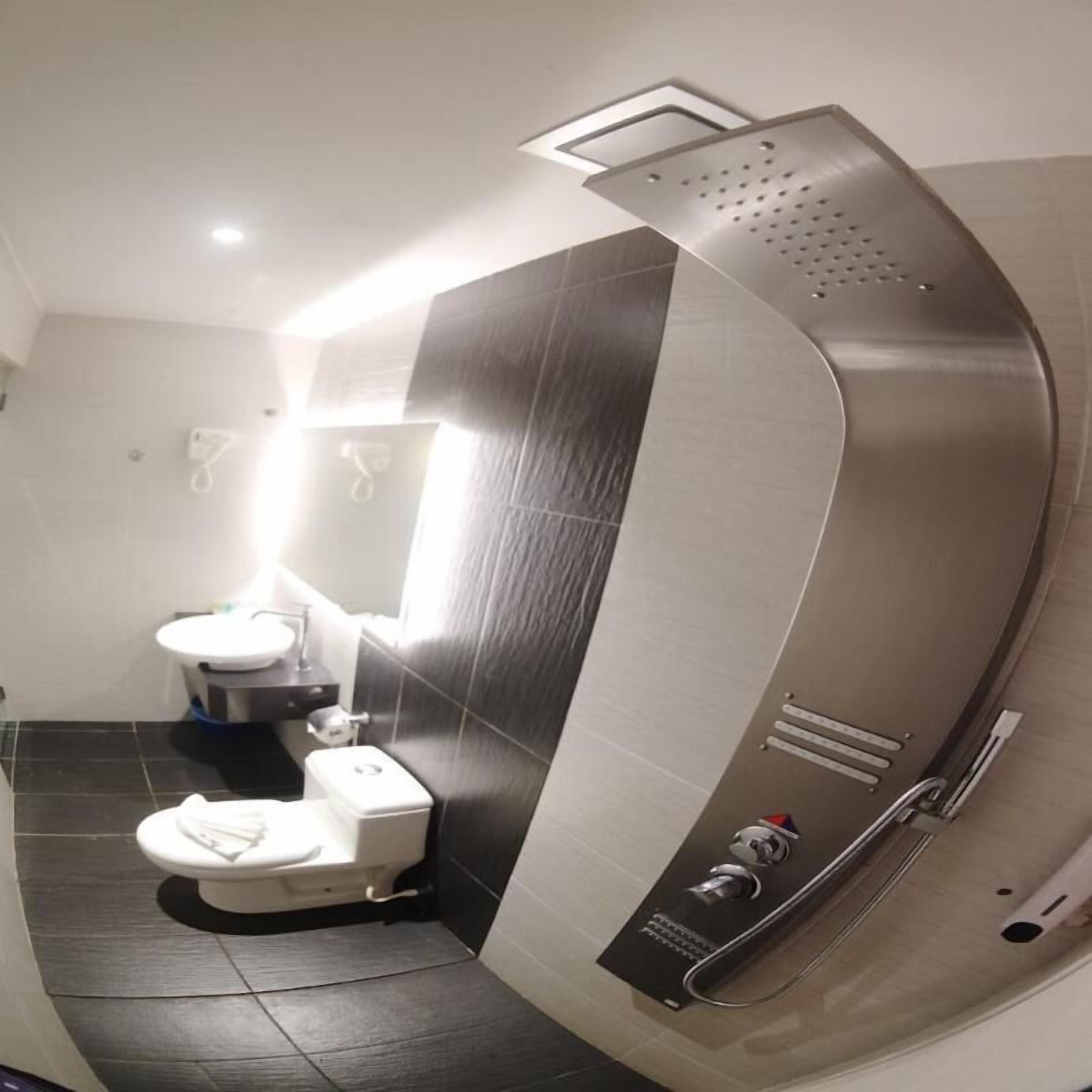 Badrum | Dusch, hårtork och handdukar