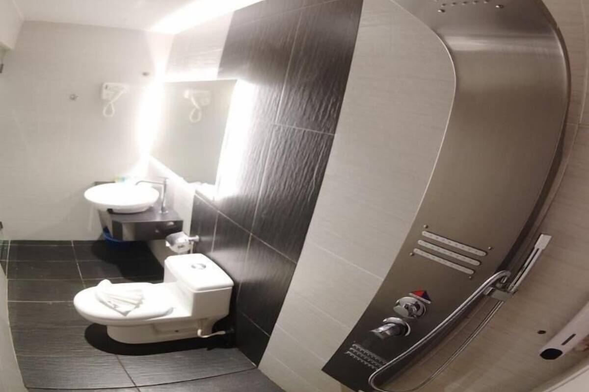 Badrum | Dusch, hårtork och handdukar