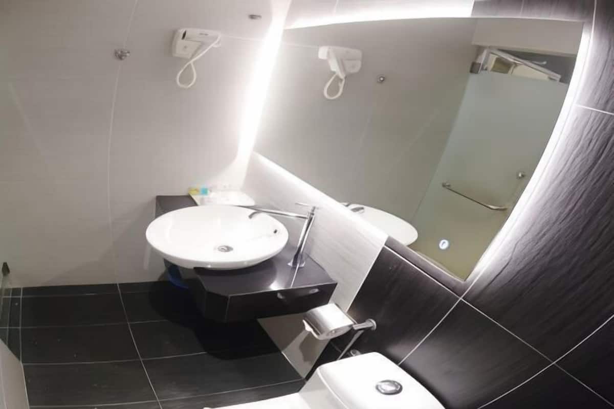 Premium bedding, iron/ironing board, free WiFi