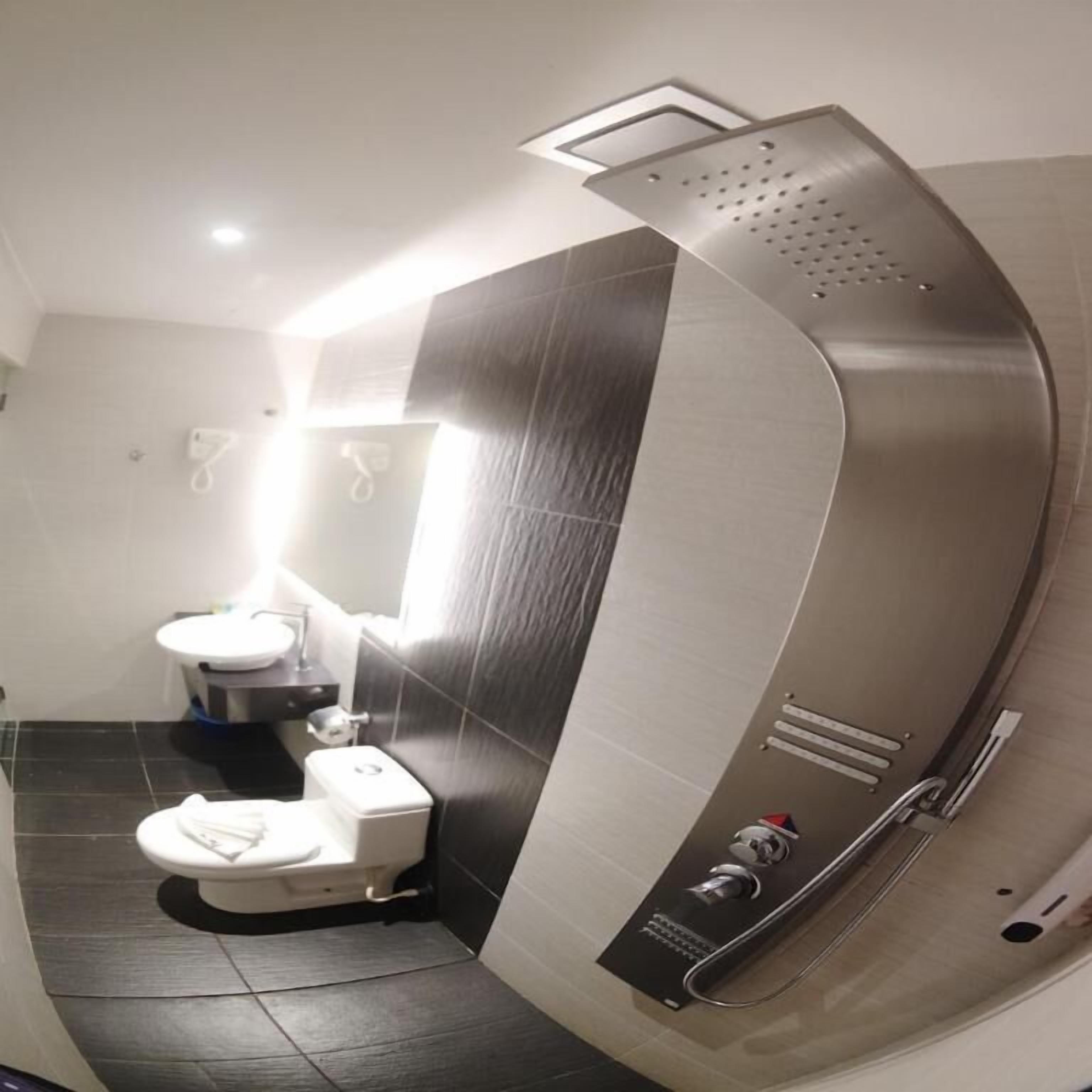 Badrum | Dusch, hårtork och handdukar