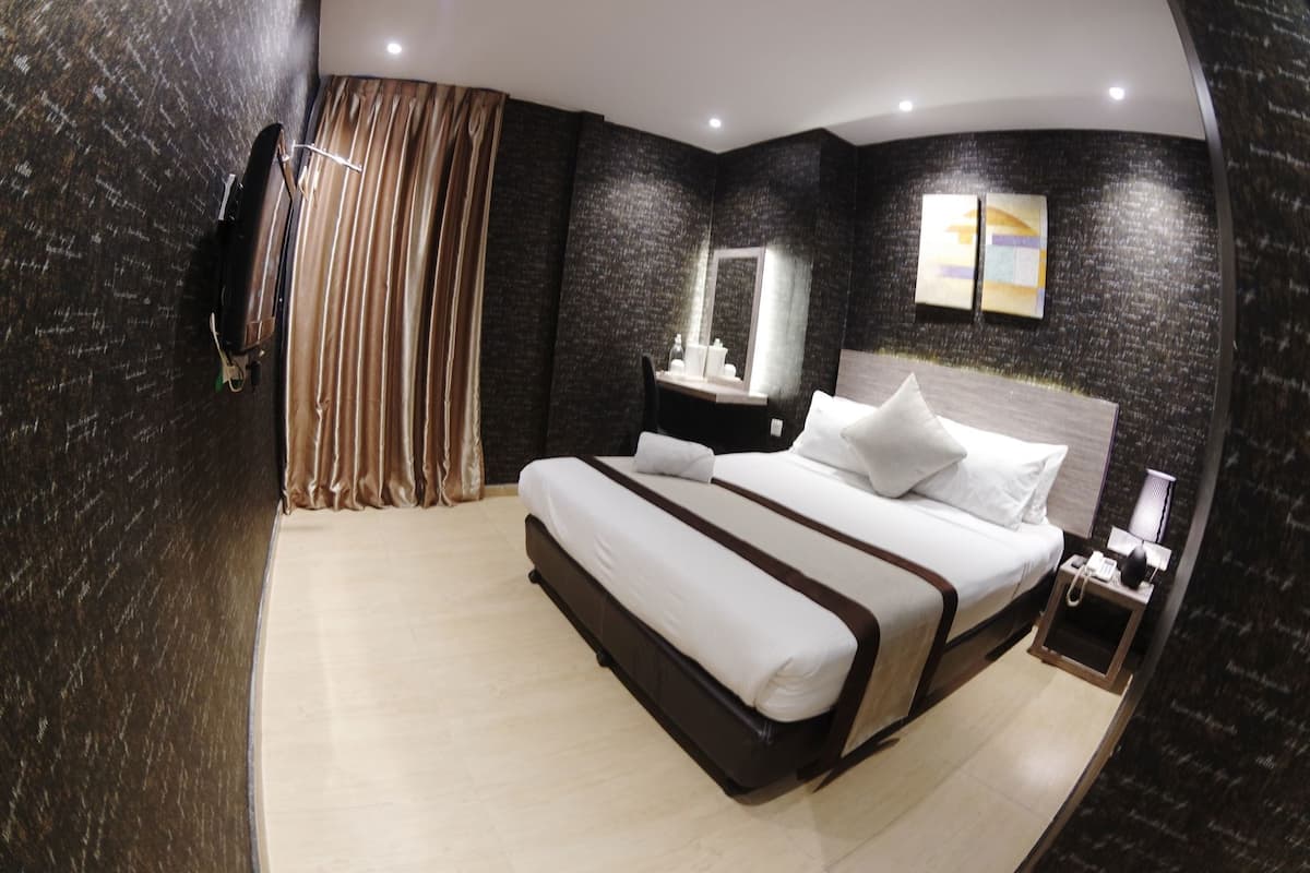 Premium bedding, iron/ironing board, free WiFi