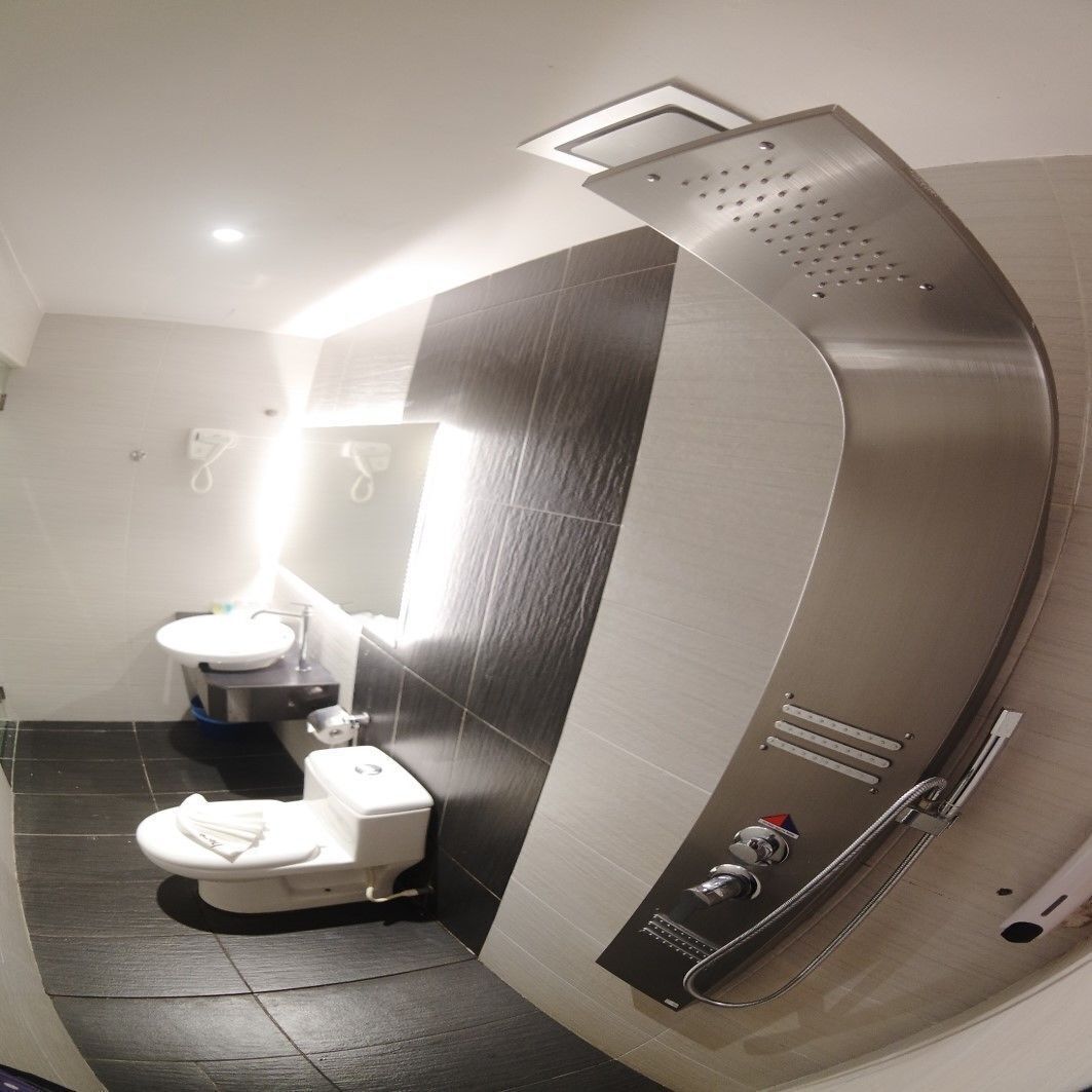 Badrum | Dusch, hårtork och handdukar