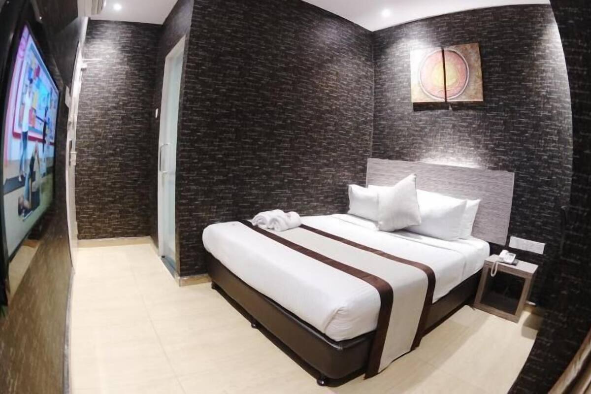 Premium bedding, iron/ironing board, free WiFi