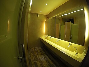 Een douche, een haardroger, handdoeken