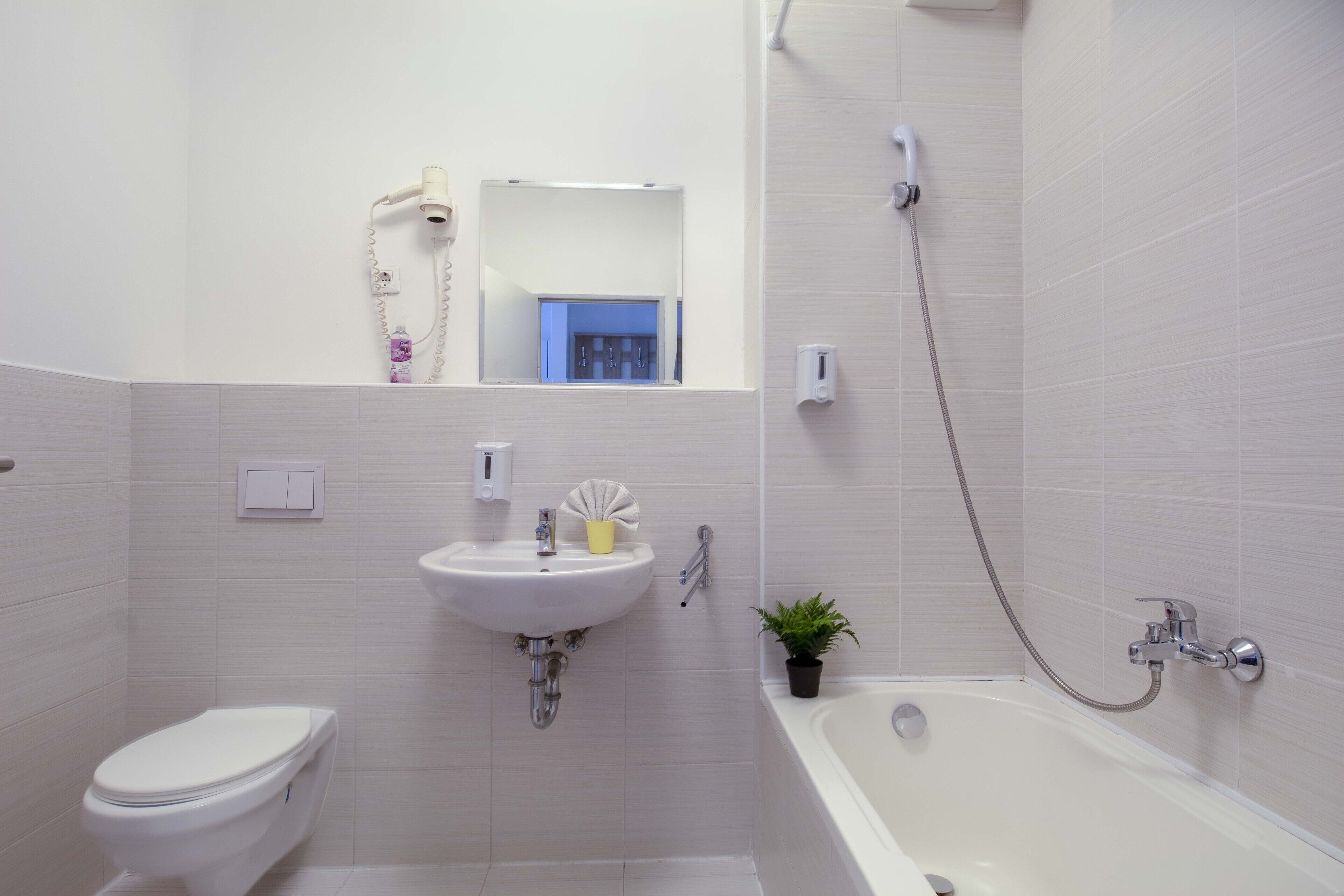 studio for 2 people | bathroom | combined shower/bathtub, hair dryer, towels