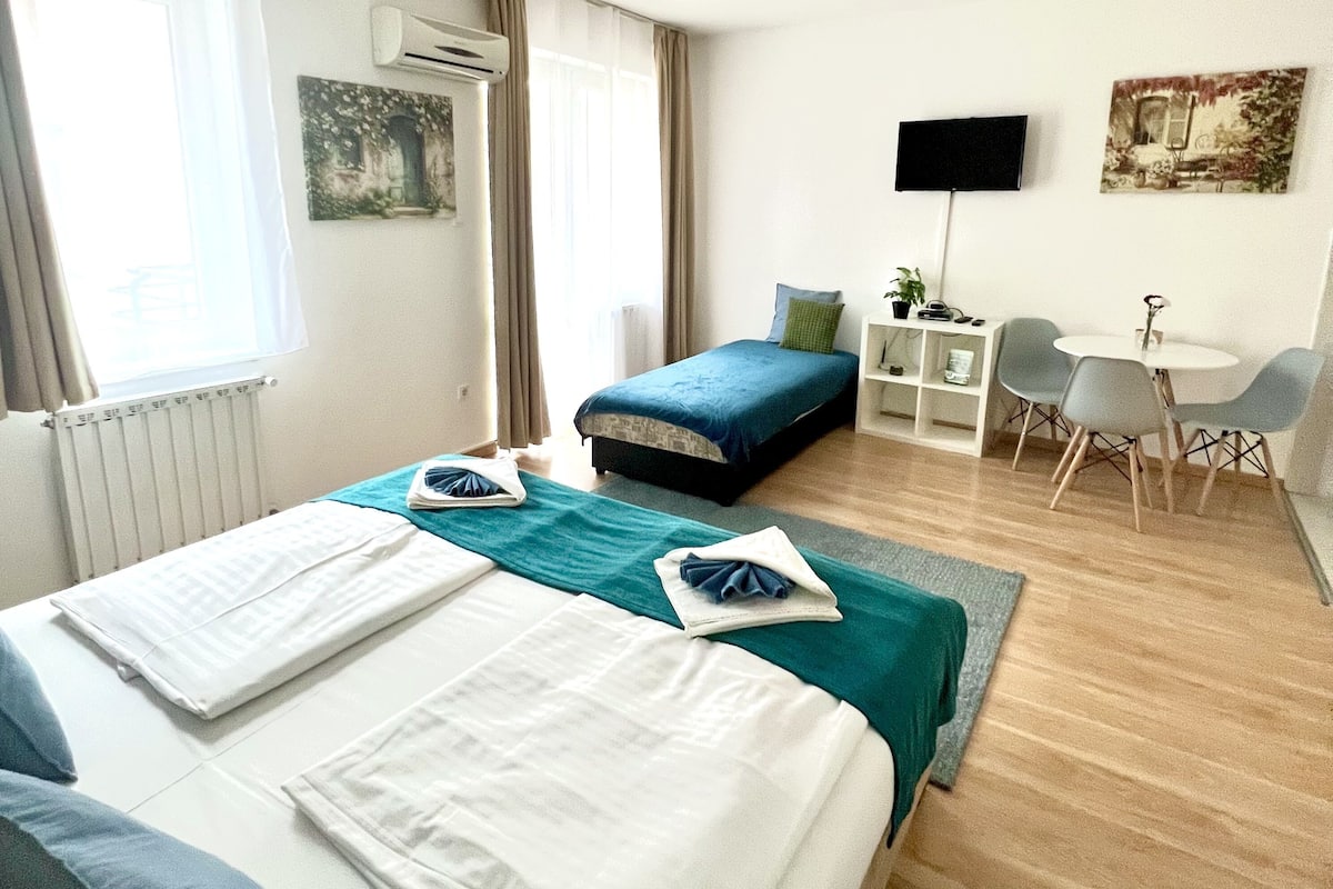 Studio with Garden View | 2 camere, una cassaforte in camera, Wi-Fi gratuito, lenzuola
