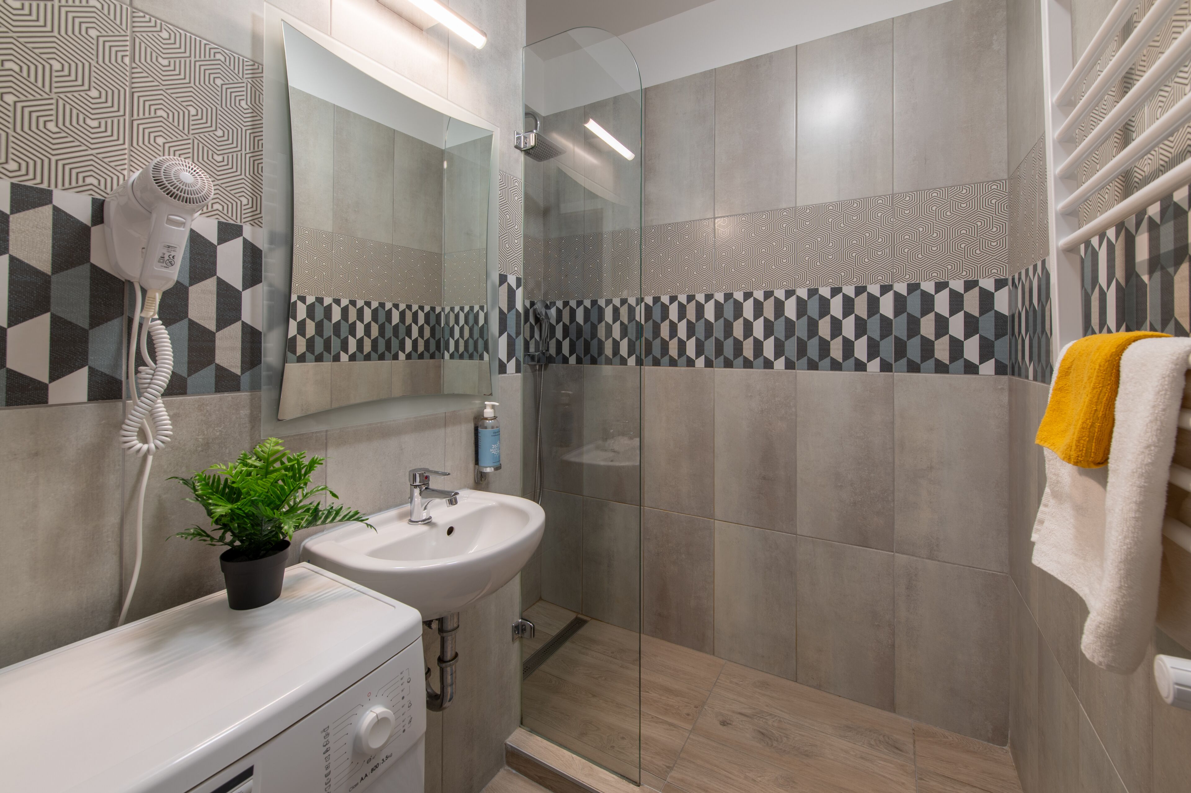 2 bedroom apartment | bathroom | combined shower/bathtub, hair dryer, towels