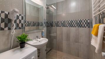 2 Bedroom Apartment | Banheiro | Chuveiro/banheira combinados, secador de cabelo, toalhas de banho