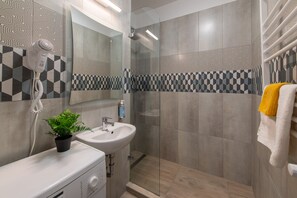 2 Bedroom Apartment | Bathroom | Combined shower/tub, hair dryer, towels - Prince Apartments (Budapest)