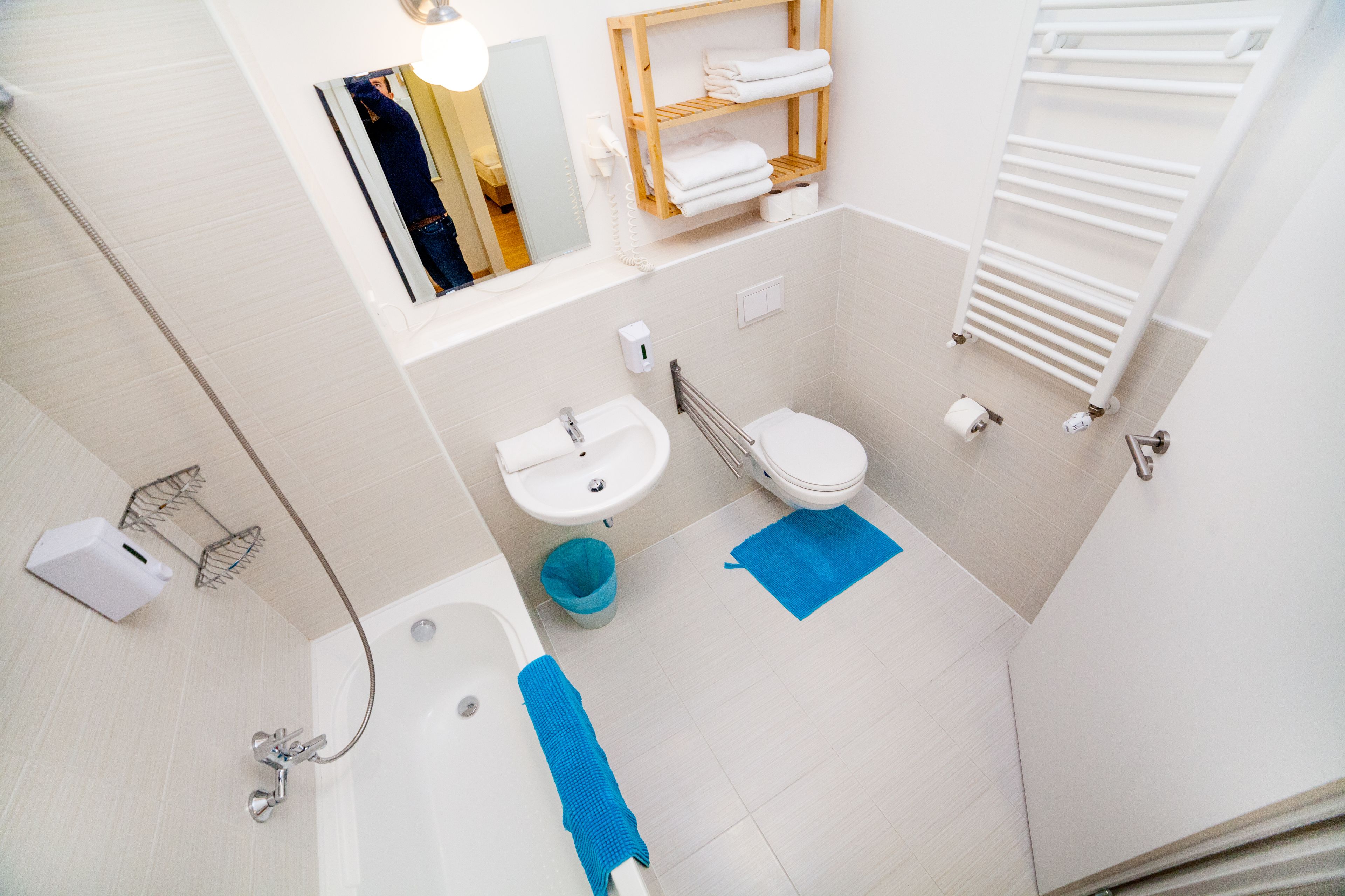 combined shower/bathtub, hair dryer, towels