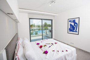 Desk, blackout drapes, soundproofing, iron/ironing board - Q Spa Resort (Manavgat)