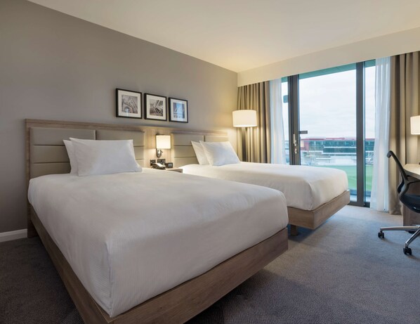 Twin Room (Pitch View) | Egyptian cotton sheets, premium bedding, in-room safe, desk - Hilton Garden Inn Manchester Emirates Old Trafford (Manchester)