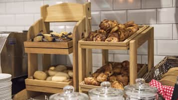 Desayuno completo todos los días (GBP 13.00 por persona)