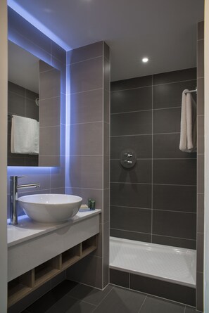 Room, 1 King Bed | Bathroom | Designer toiletries, hair dryer, bathrobes, towels - Hilton Garden Inn Manchester Emirates Old Trafford (Manchester)